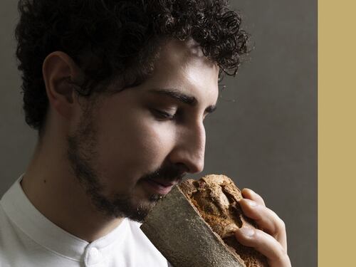 Pane con farina di grilli: valanga di insulti social sullo chef pluripremiato