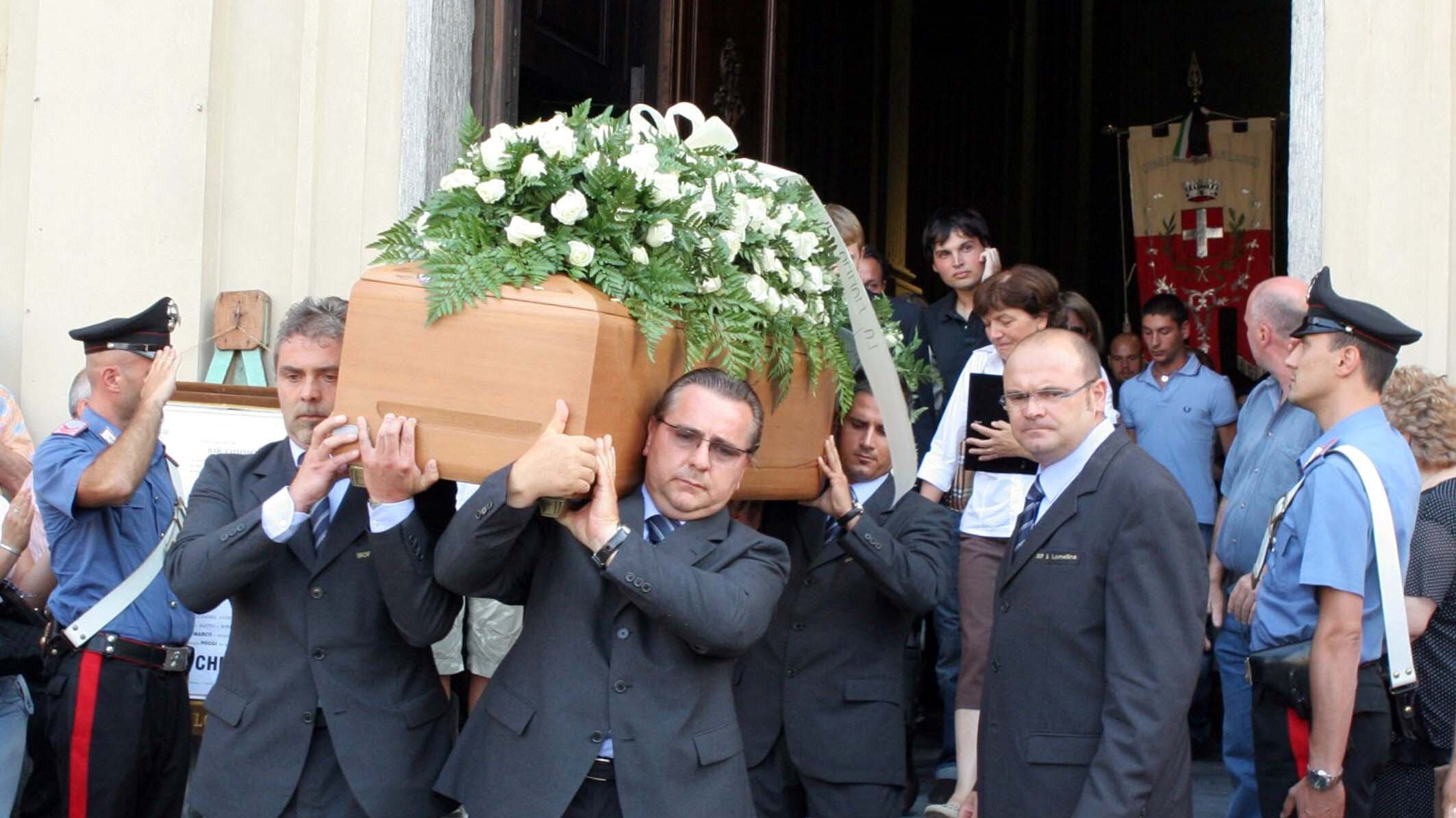 Rose bianche sulla tomba per il ventottesimo compleanno di Chiara