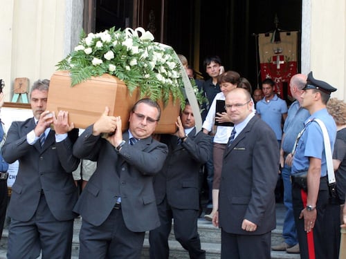 Rose bianche sulla tomba per il ventottesimo compleanno di Chiara