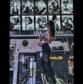 Naike Rivelli nuda nell'ulivo secolare 10