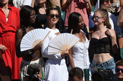 Bella Hadid sexy: la maglia mostra tutto 13