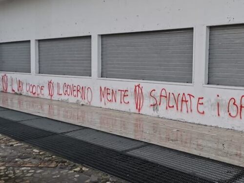 "Salvate i bambini", "Il governo mente": le scritte choc dei No vax sui muri dell’hub vaccinale