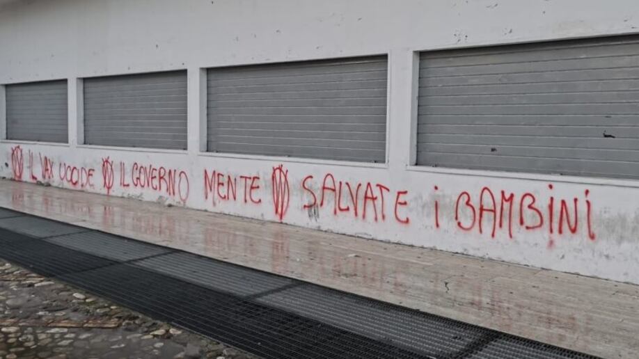 "Salvate i bambini", "Il governo mente": le scritte choc dei No vax sui muri dell’hub vaccinale