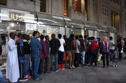 Gli immigrati nei negozi della stazione 3