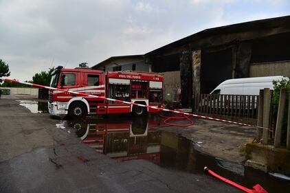 Maxi incendio in un deposito di rifiuti speciali 5