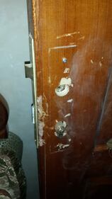 La porta forzata della casa dell'ingegnere cristiano saccheggiata