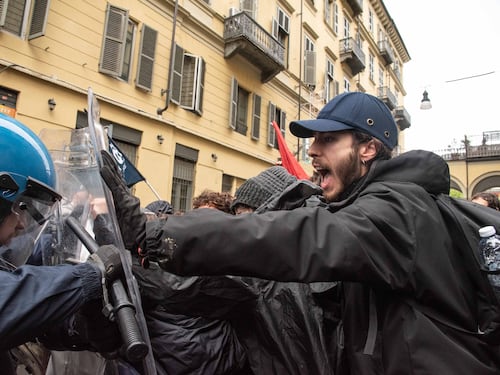 "Ci chiamano fascisti se facciamo il nostro lavoro". La protesta dei poliziotti finisce in piazza