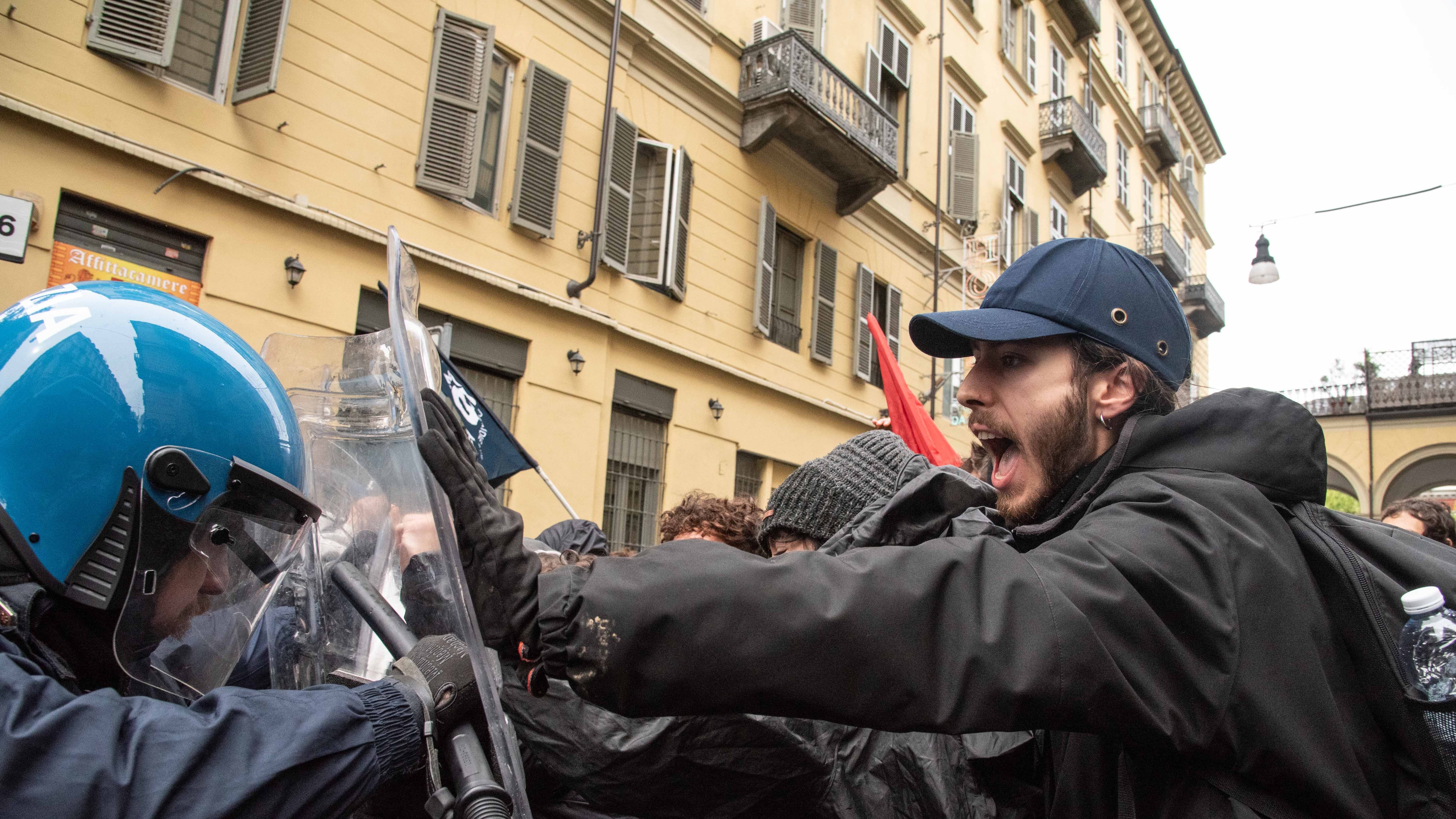 "Ci chiamano fascisti se facciamo il nostro lavoro". La protesta dei poliziotti finisce in piazza