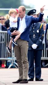 Che capricci, principe George! Tutte le foto alla base militare della Raf e dello "scivolone" sexy di Kate 17