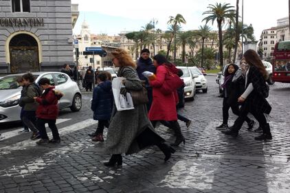Terremoto, panico a Roma: chiusa metropolitana, evacuate scuole e uffici 16