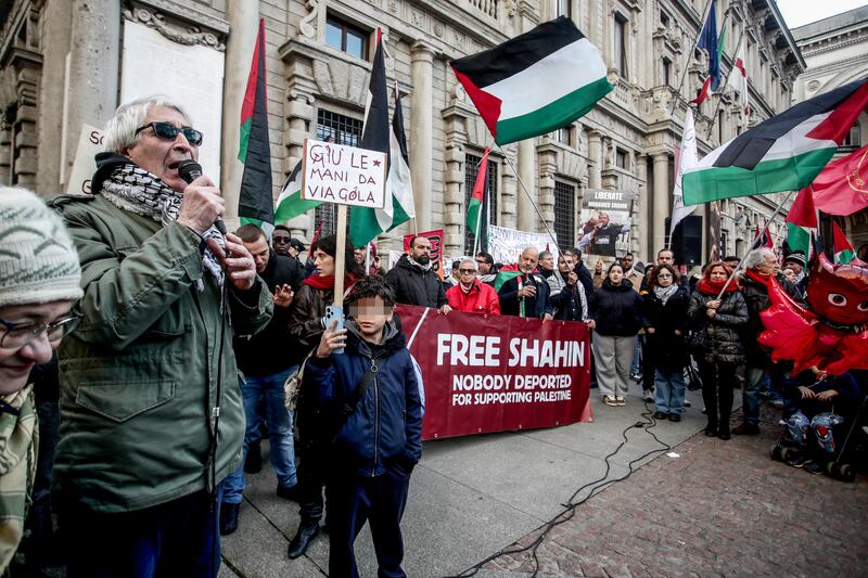 "Free Shahin". Il presidio pro Pal in piazza Scala 1