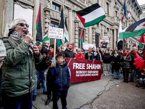 "Free Shahin". Il presidio pro Pal in piazza Scala