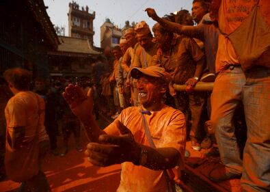 Polvere rossa, canti e balli: il Nepal celebra la primavera 18
