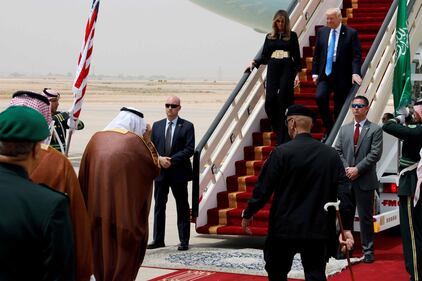 Melania Trump in Arabia Saudita senza il velo islamico 14