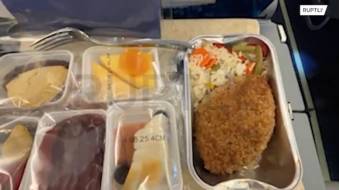 "Pollo alla Kiev" sul volo dei giornalisti russi verso l'Alaska: è polemica