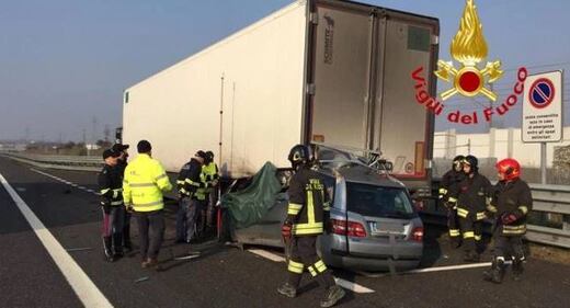 Tragico incidente sulla A1: vettura si incastra sotto un camion 1