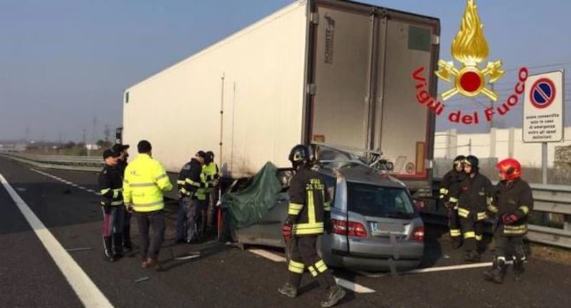 Tragico incidente sulla A1: vettura si incastra sotto un camion 1
