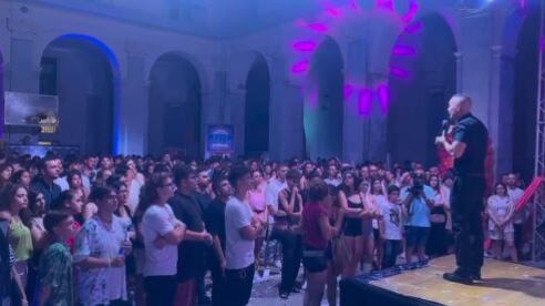 Prete organizza rave cristiani, il Papa lo chiama al telefono