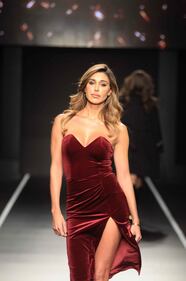 Belen Rodriguez, le mutandine bianche alla sfilata 30