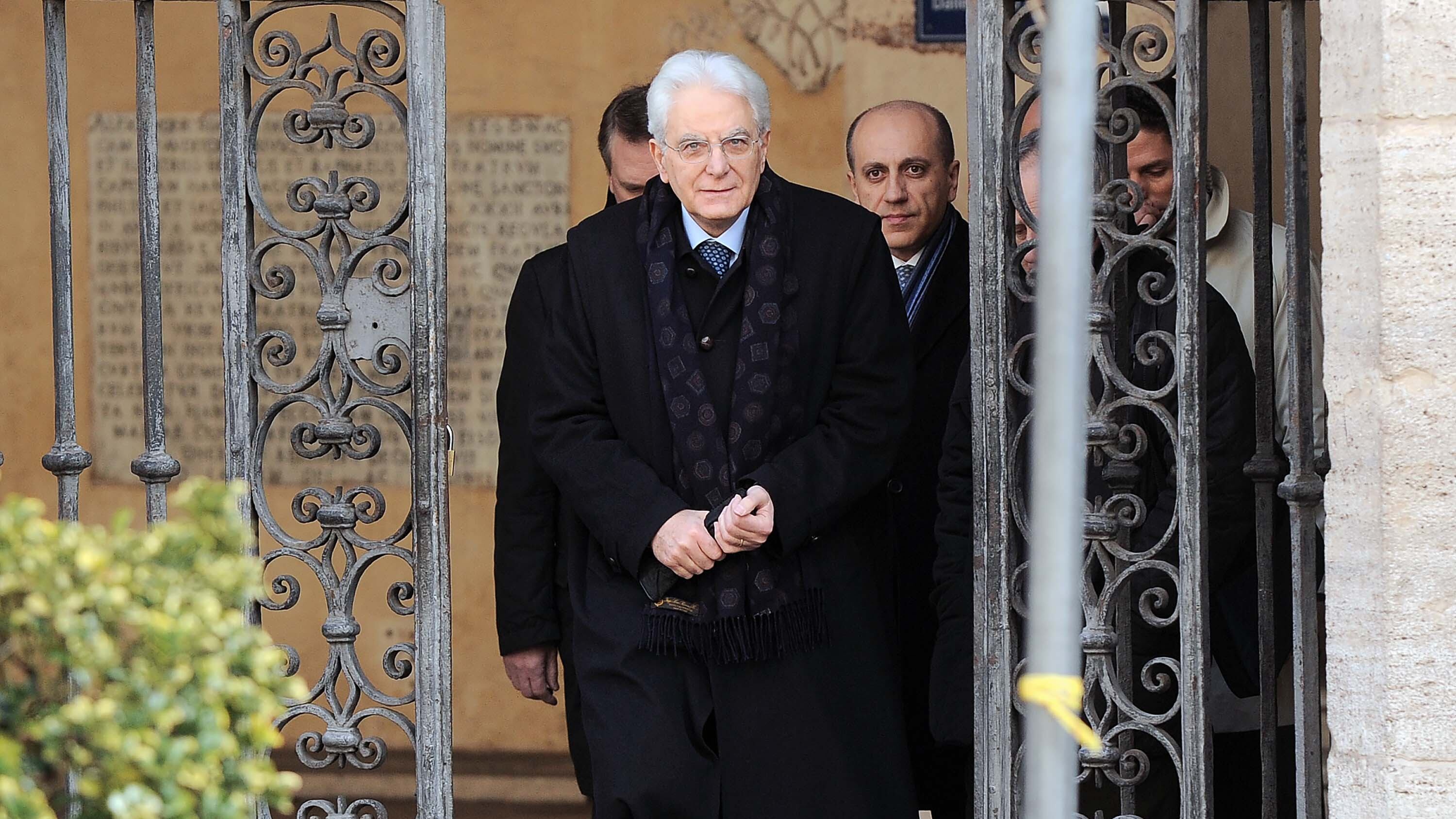 La stampa di sinistra si genuflette: Mattarella santo subito