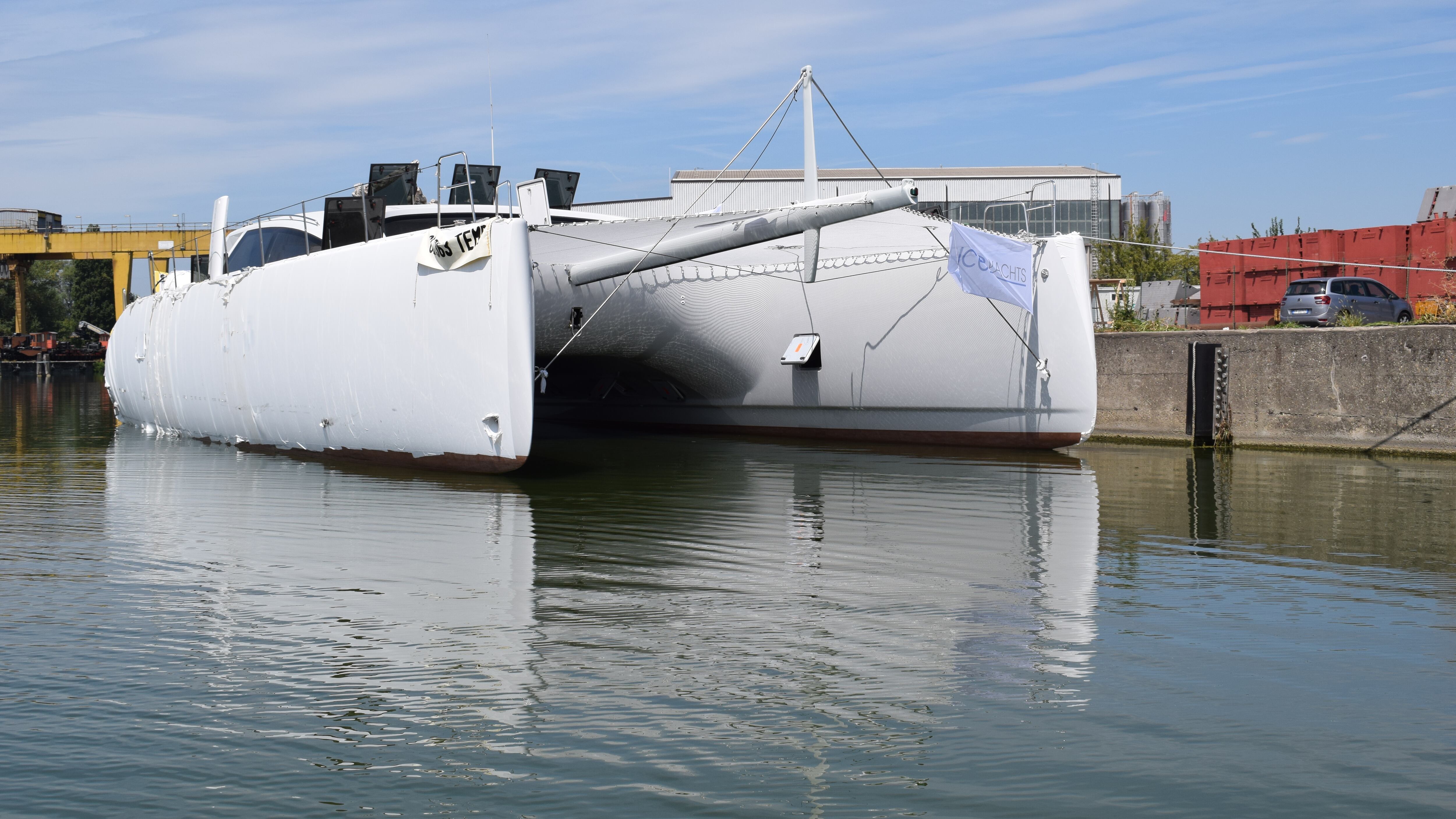 Il catamarano dei record prigioniero del Po in secca