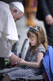 Lizzy abbraccia il Papa prima di diventare cieca 3