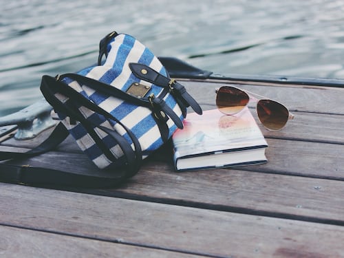 Meglio aprire un libro o leggere una borsa? L'estate degli editori ci mette nel sacco