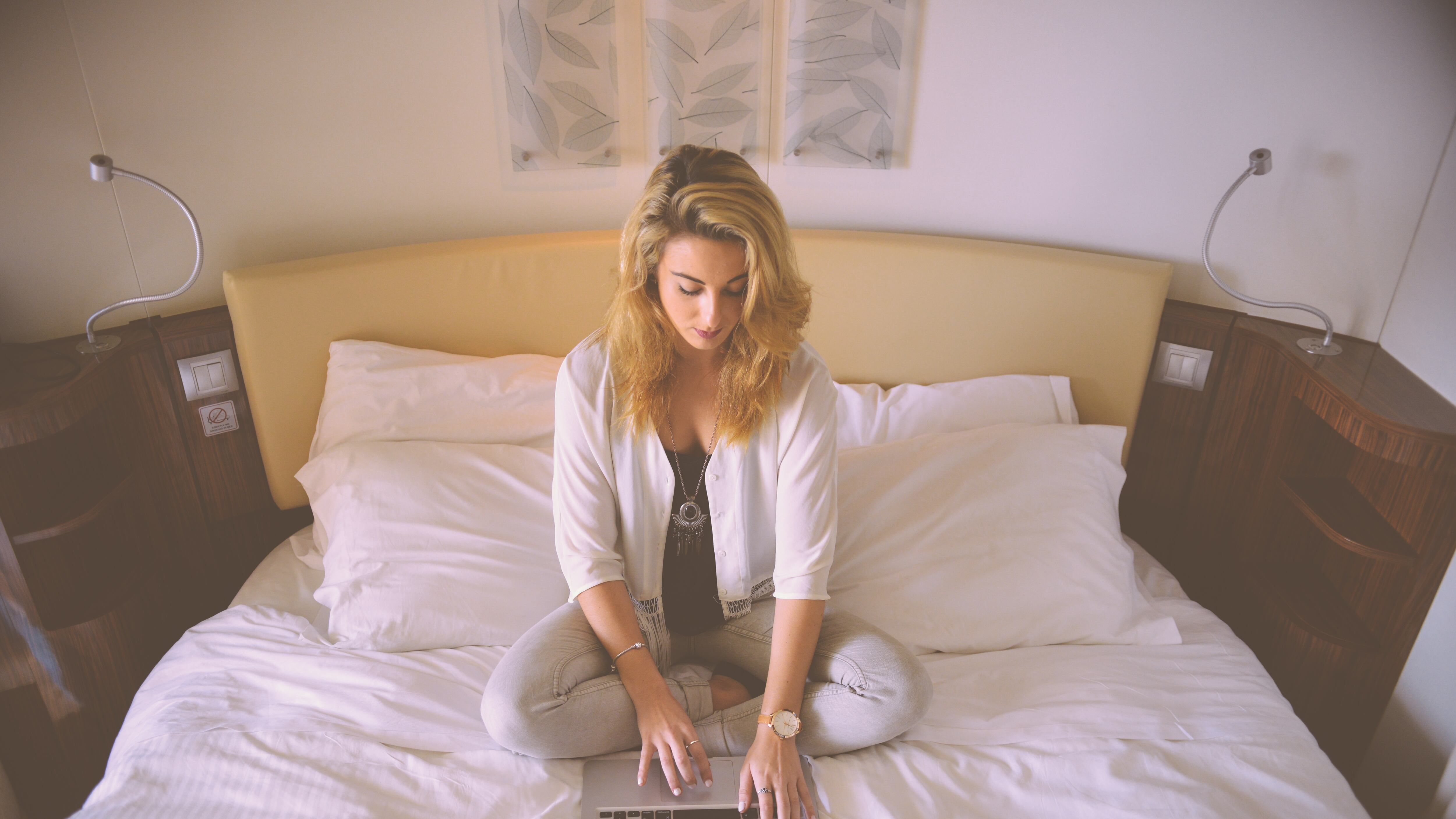 Dalla culla allo smart-working. La lunga vita dell'uomo a letto