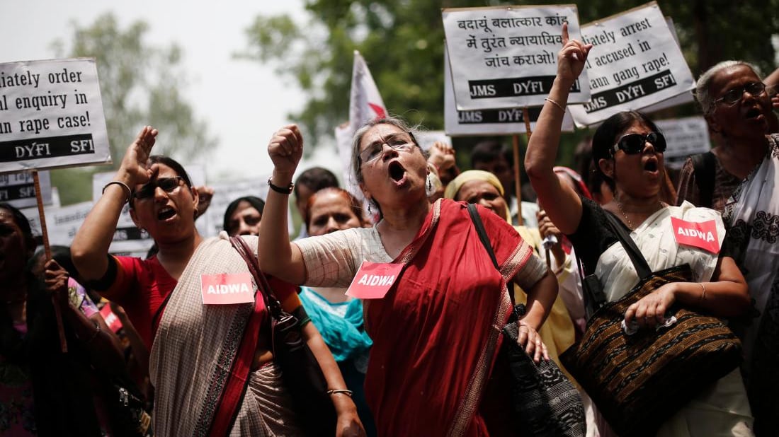 India, orrore su una 15enne: stuprata e impiccata all'albero
