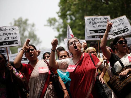 India, orrore su una 15enne: stuprata e impiccata all'albero