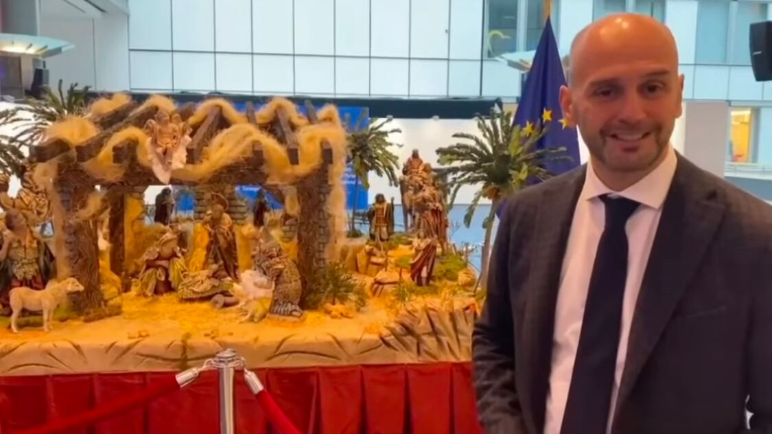 "Volevano cancellare il Natale, abbiamo vinto noi". Torna il presepe al Parlamento europeo