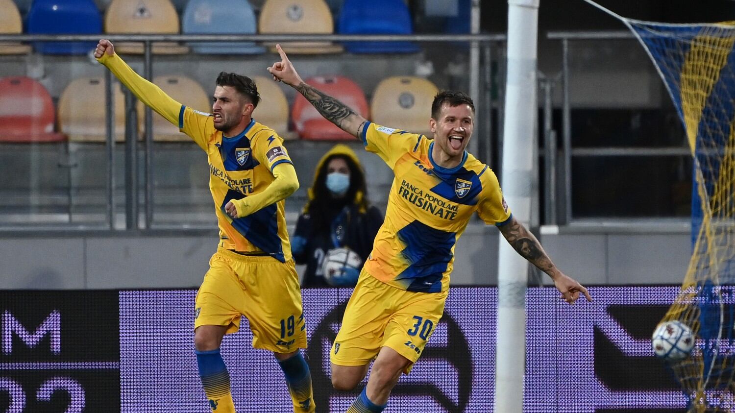 Frosinone in campo nonostante 14 positivi al Covid. Bufera social sul Napoli