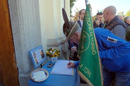 L'ultimo saluto a Matilde Lorenzi: le immagini più toccanti dei funerali 7