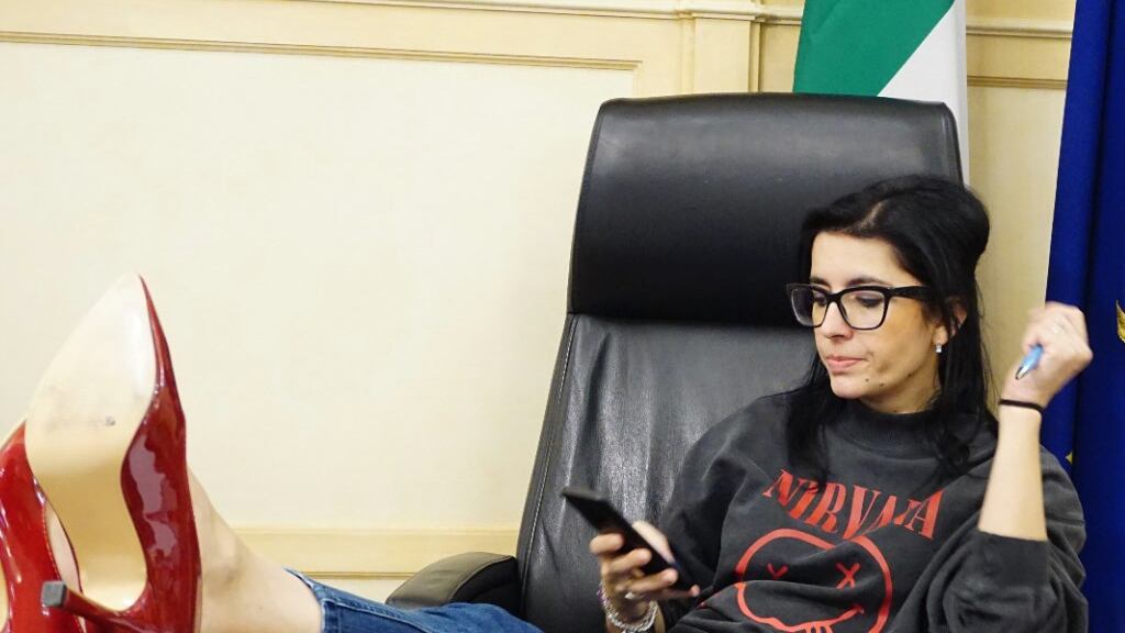 Femminista solo con i selfie, ora togliti quelle scarpe rosse