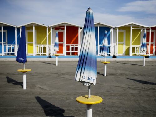 Mascherine, distanze durante il bagno e prenotazioni. Così cambia l'estate al mare