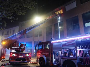 Vigili del fuoco a lavoro per spegnere l'incendio in un magazzino cinese a Milano 9