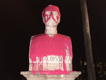 Il blitz anti razzista a Roma, vernice sulla statua del generale "colonialista" 11