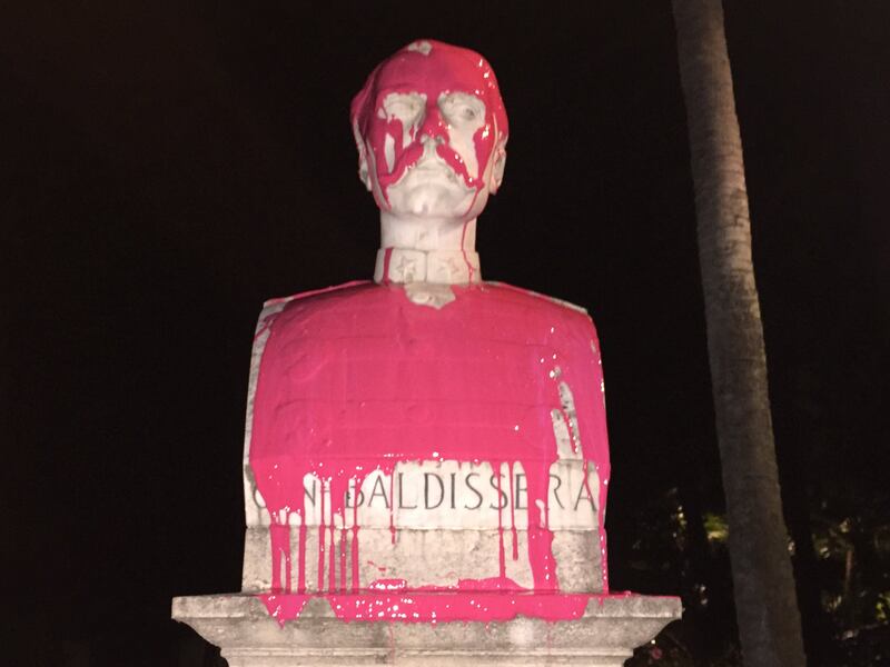 Il blitz anti razzista a Roma, vernice sulla statua del generale "colonialista" 11