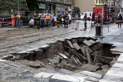 Maltempo a Milano: voragine da 12 metri in centro 9
