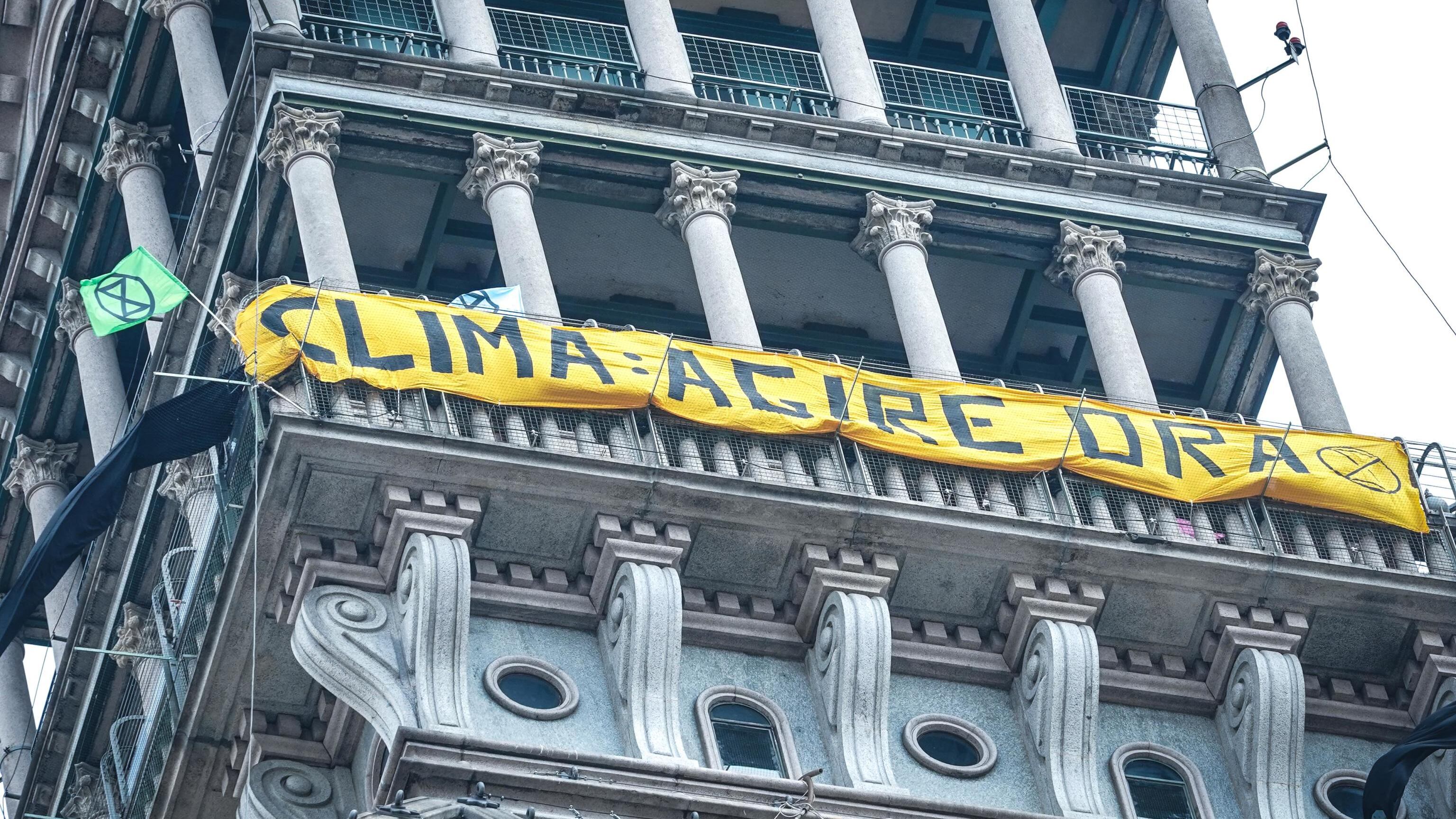 "Occupiamo il simbolo della città": blitz eco-gretino sulla Mole Antonelliana