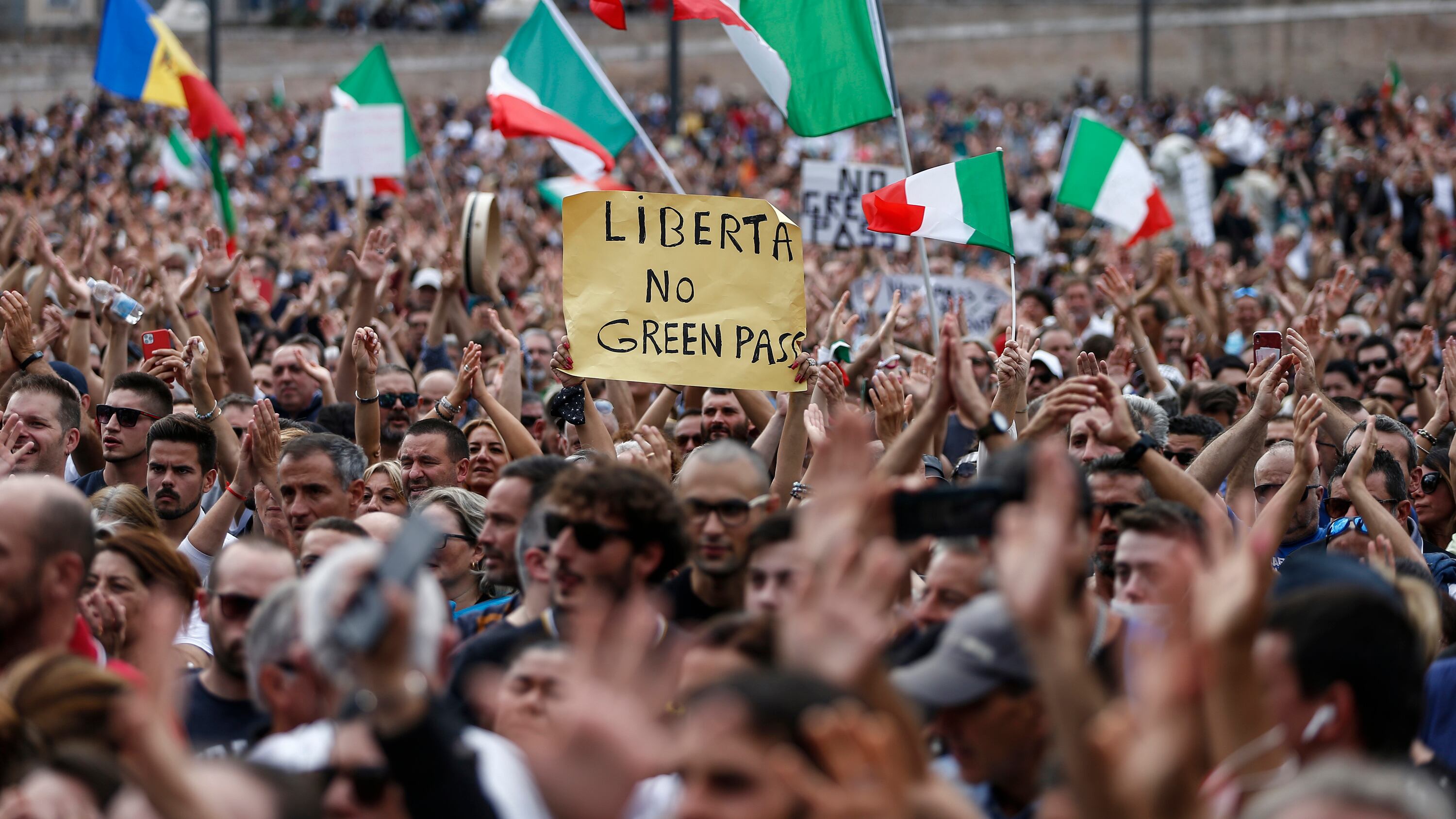Dai portuali agli autisti dei tir la grande minaccia del caos: "Domani blocchiamo il Paese"