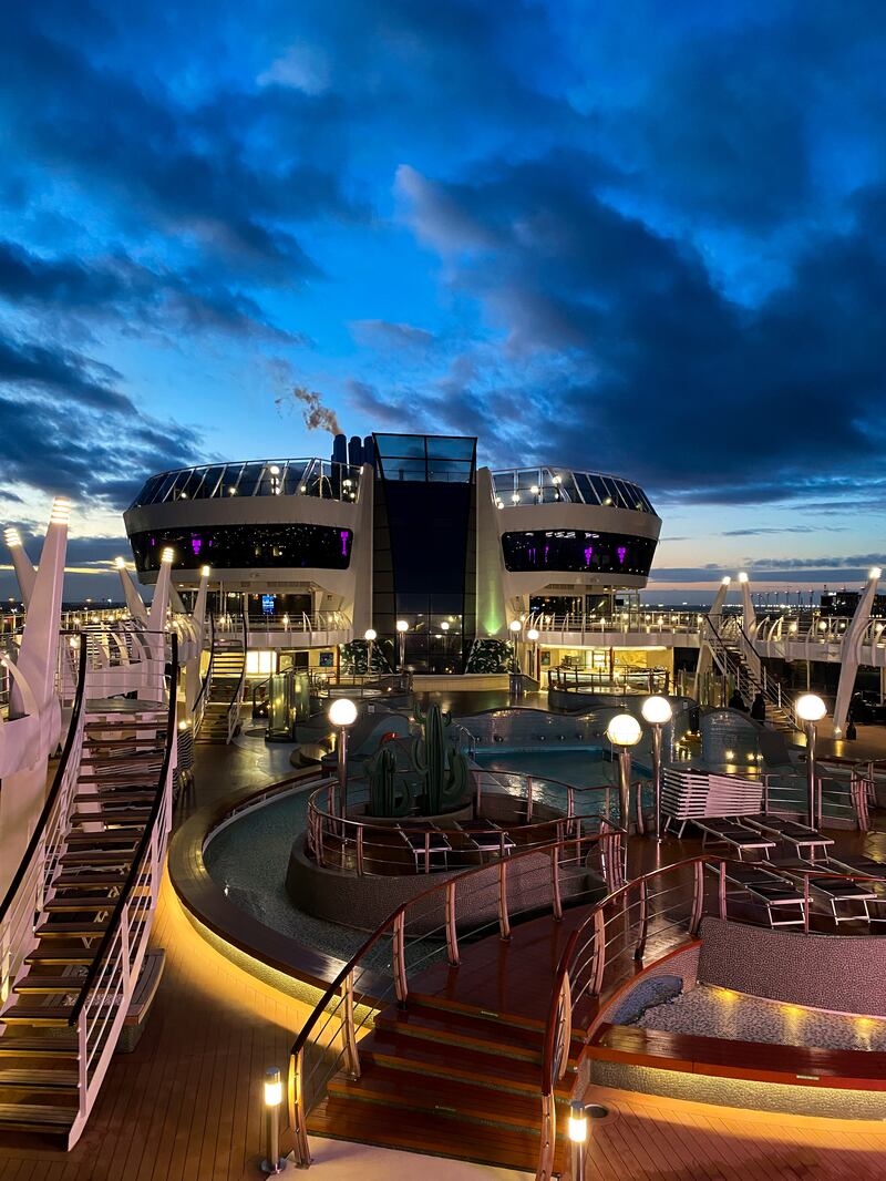 Piscina scoperta e solarium Msc Preziosa