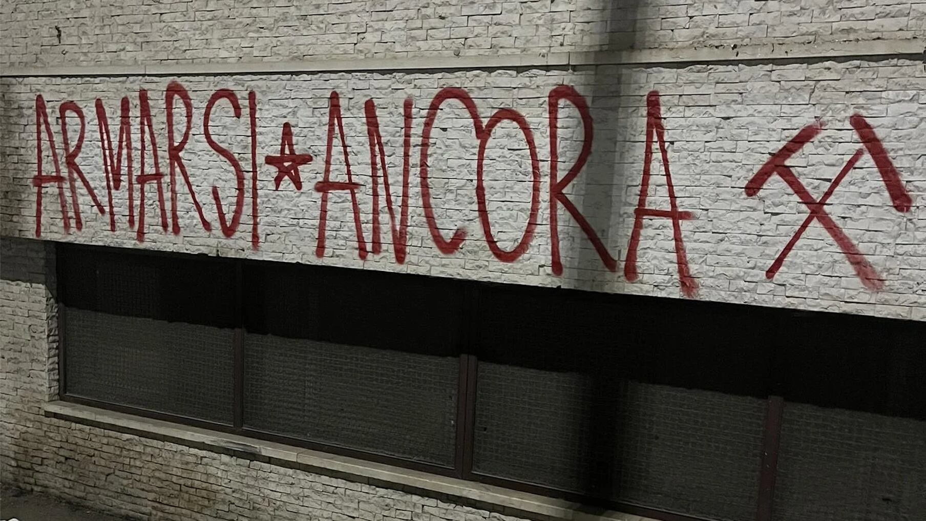 Stella a cinque punte e scritte contro le forze dell'ordine sui muri a Foggia