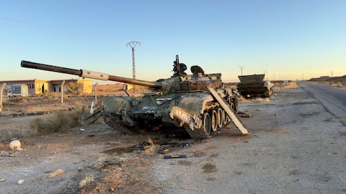 Carro armato e altri mezzi abbandonati dai miliziani di Assad