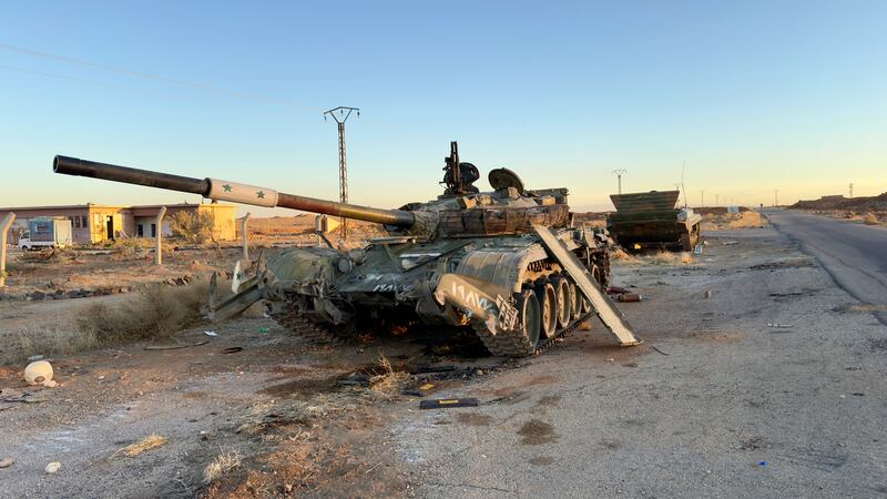 Carro armato e altri mezzi abbandonati dai miliziani di Assad