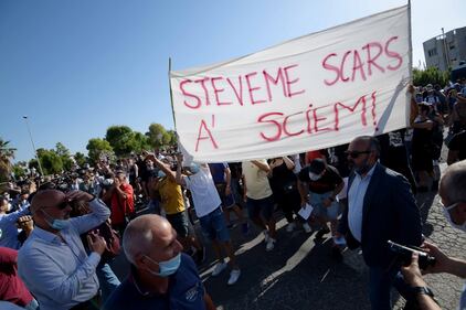 Matteo Salvini contestato a Mondragone, un ferito  3