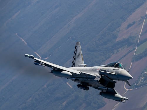 Jet russi violano lo spazio aereo lituano, caccia italiani li intercettano. Kiev: “Prepariamo incontro Trump-Zelensky”. Cremlino: “Pace più difficile”