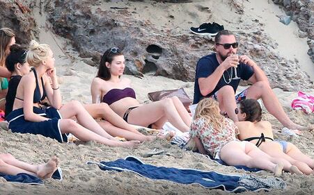 In spiaggia tra modelle in topless. Il Capodanno di Di Caprio 2