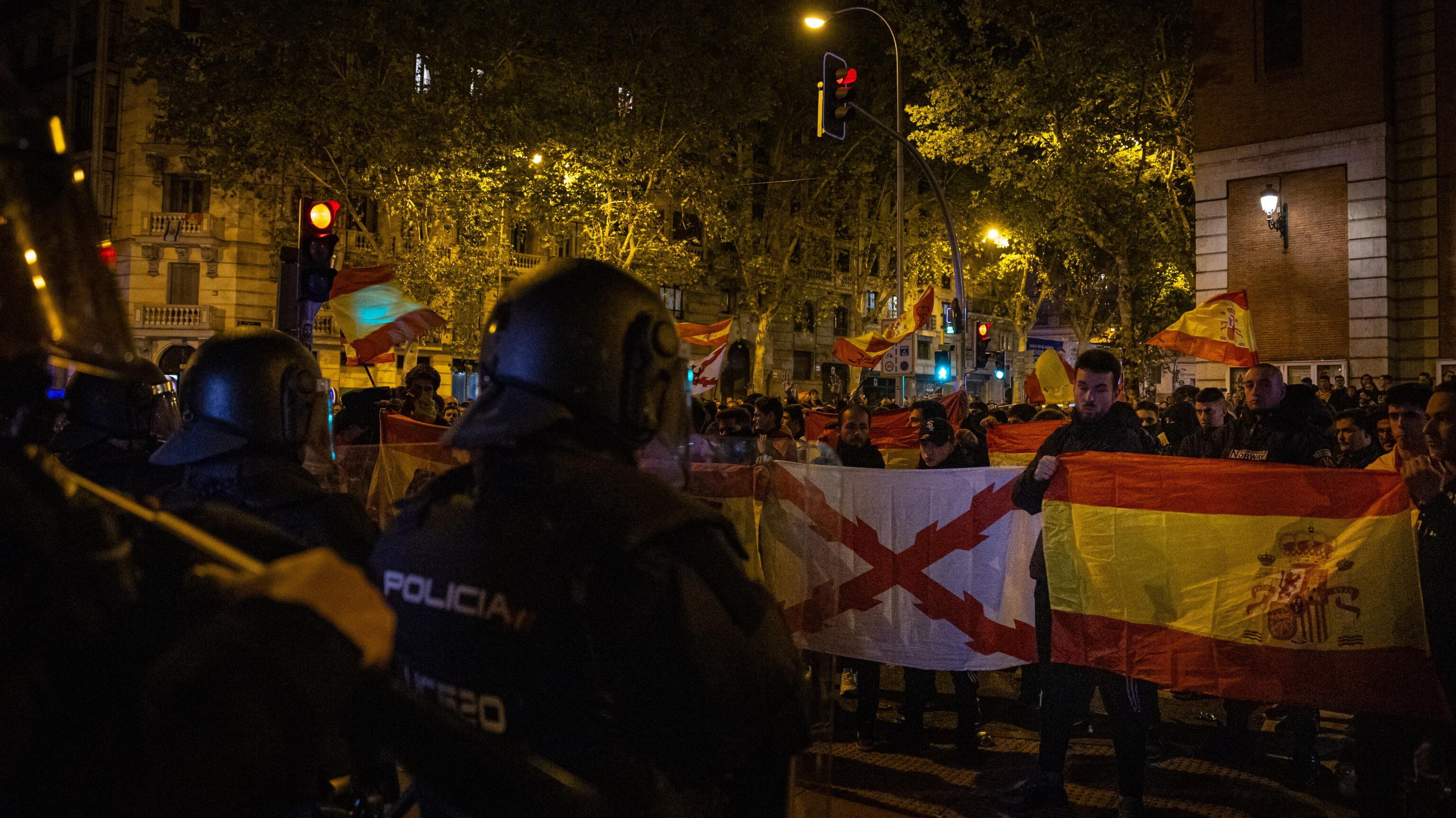 Vox ora schiera anche Tucker Carslon: così la piazza sfida l'amnistia di Sanchez