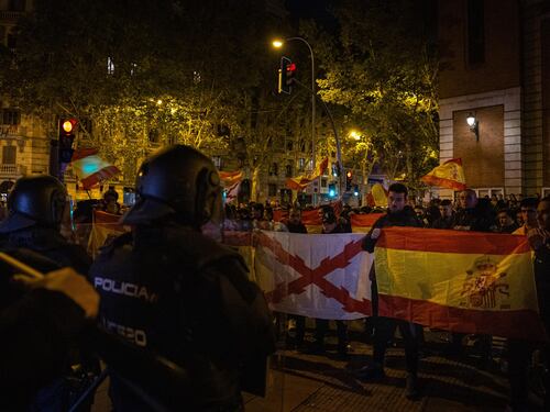 Vox ora schiera anche Tucker Carslon: così la piazza sfida l'amnistia di Sanchez